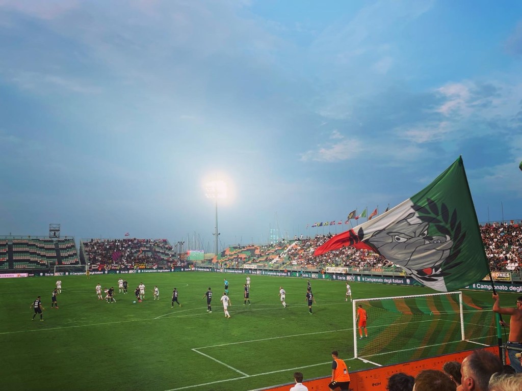 Venezia-Cosenza, la curva ospiti e i giocatori 