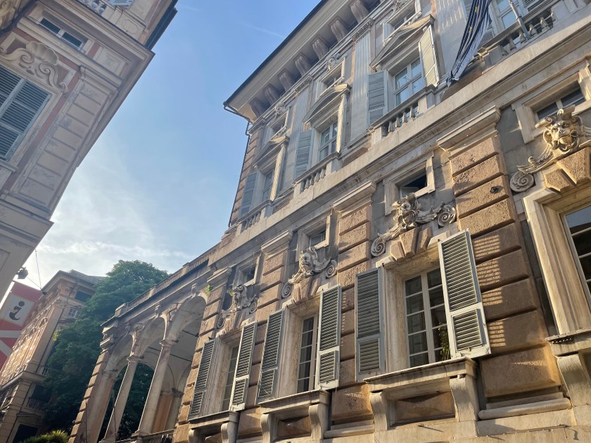 L'imponenza dei palazzi e la bellezza dei caruggi