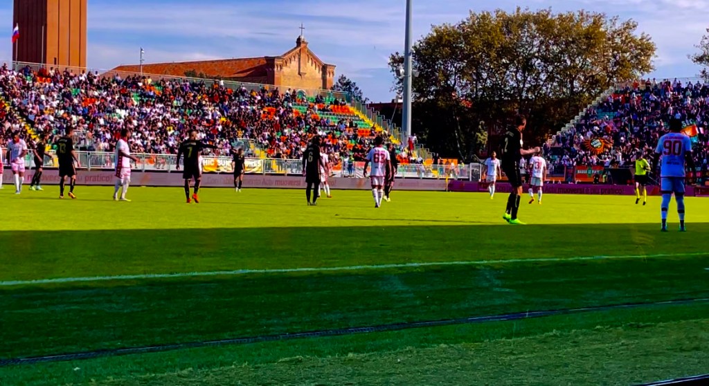 Fra la darsena e la chiesa di Sant'Elena, lo stadio Pier Luigi Penzo