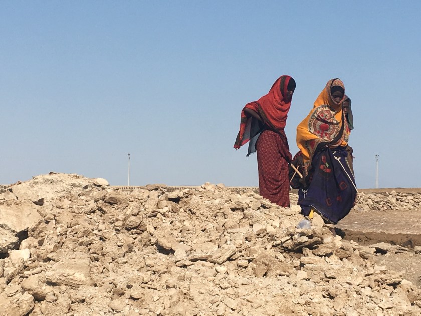 Ragazze Dancale su terra di sale