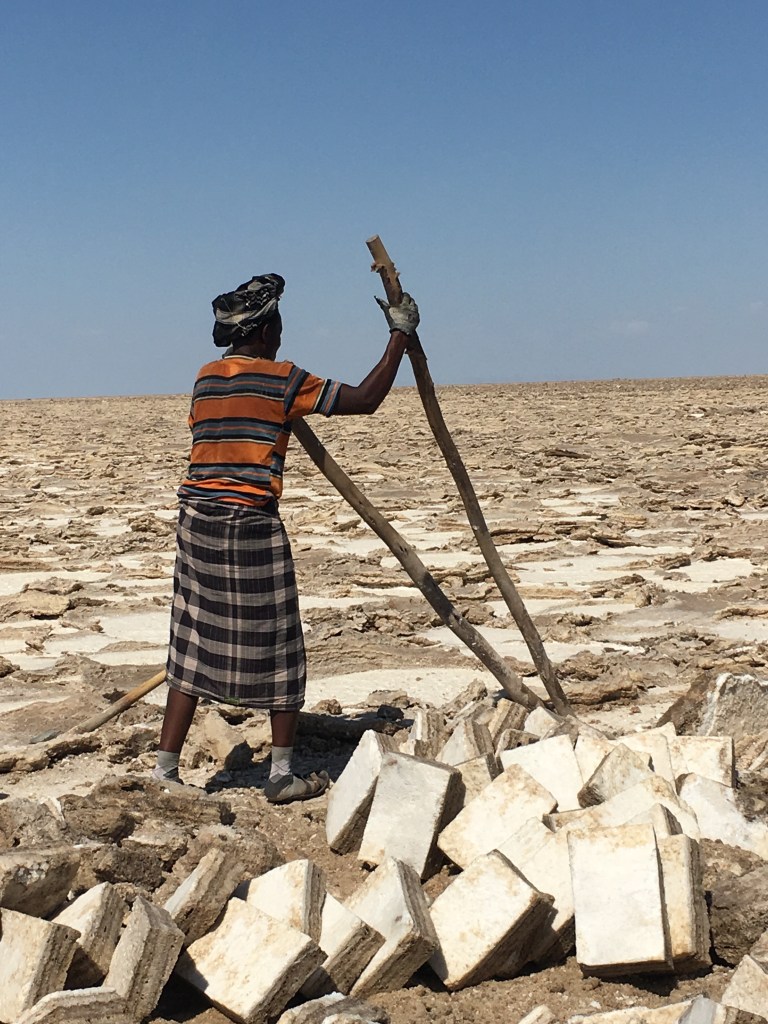 Estrattore di sale nel Dallol, con grandi bastoni per far leva sulle zolle