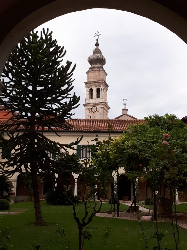 Il chiostro e il campanile di San Lazzaro 