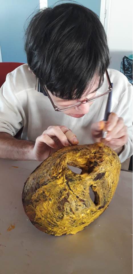 I ragazzi dell'Associazione AIPD, nella creazione delle maschere. Foto @annavercellotti 