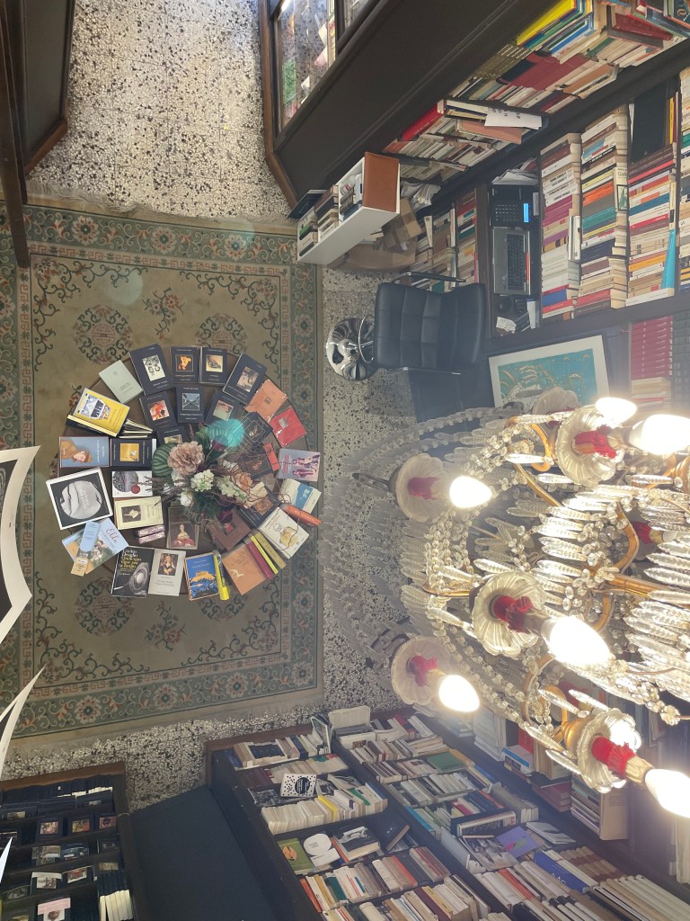 La libreria più stretta del mondo, La stanza di Carta 